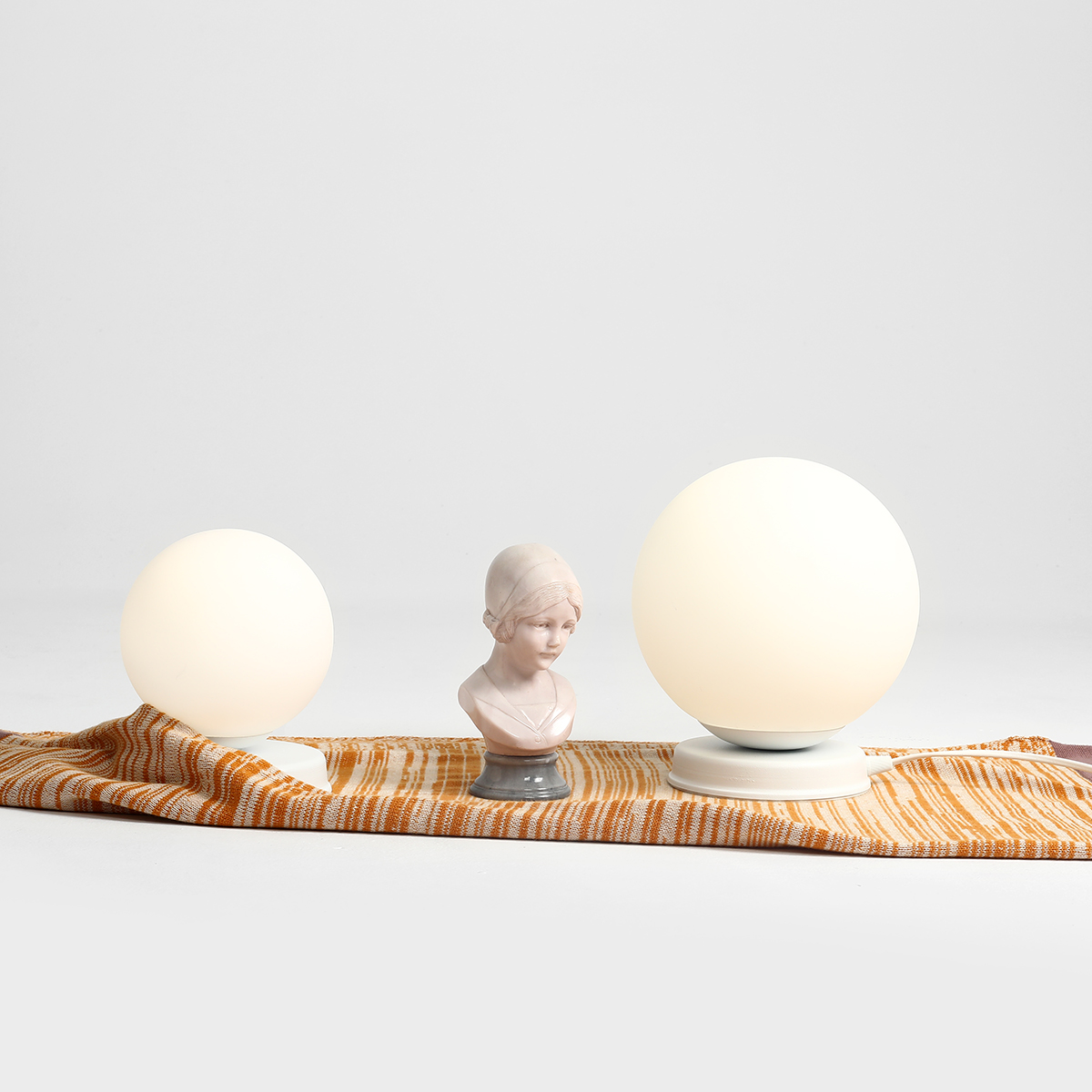 BALL TABLE WHITE M 1076B_M Minimalistyczna lampka biurkowa - ALDEX - obrazek 3