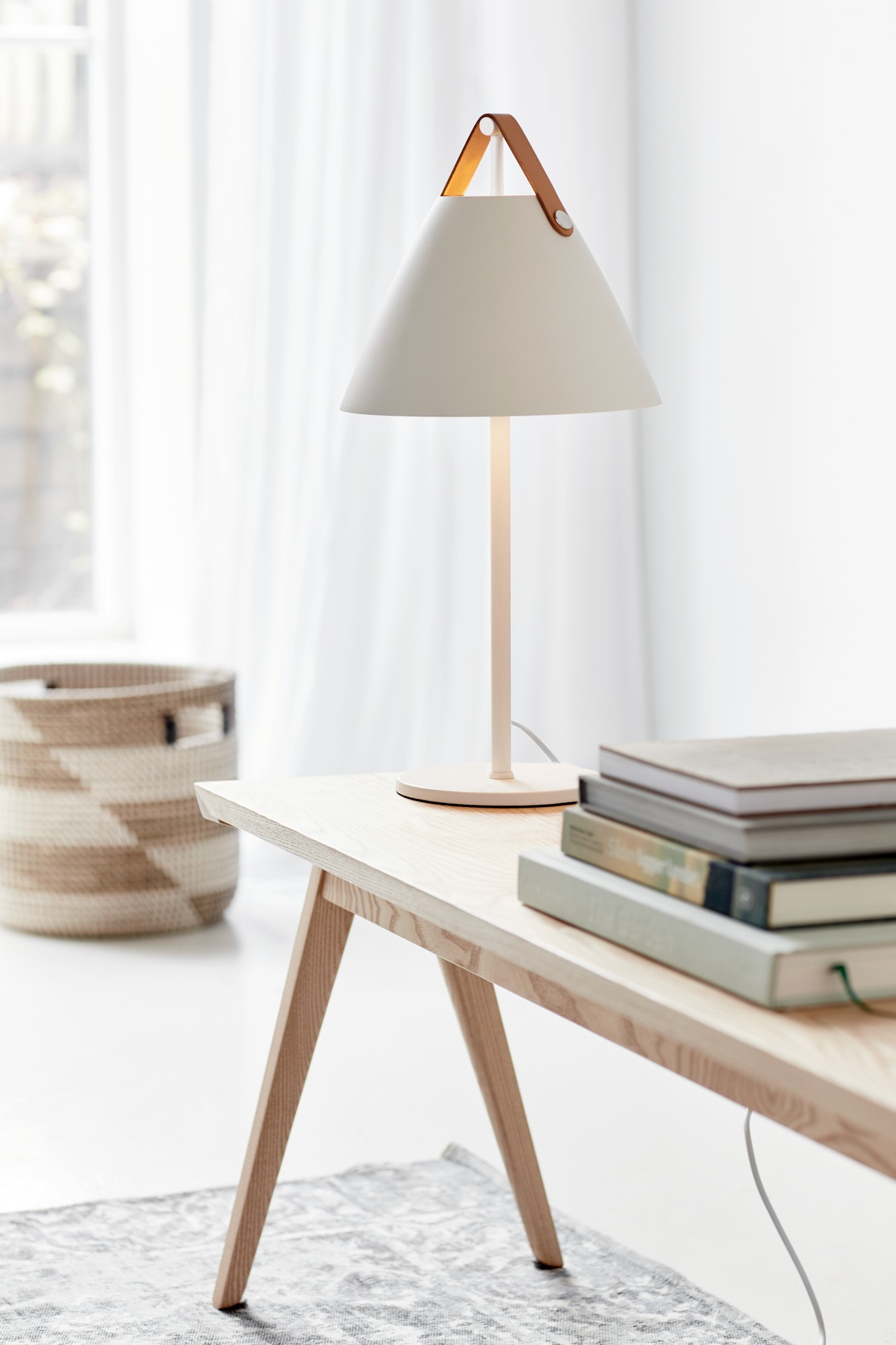 Lampa stołowa biała Strap 46205001 - Design For The People - obrazek 3