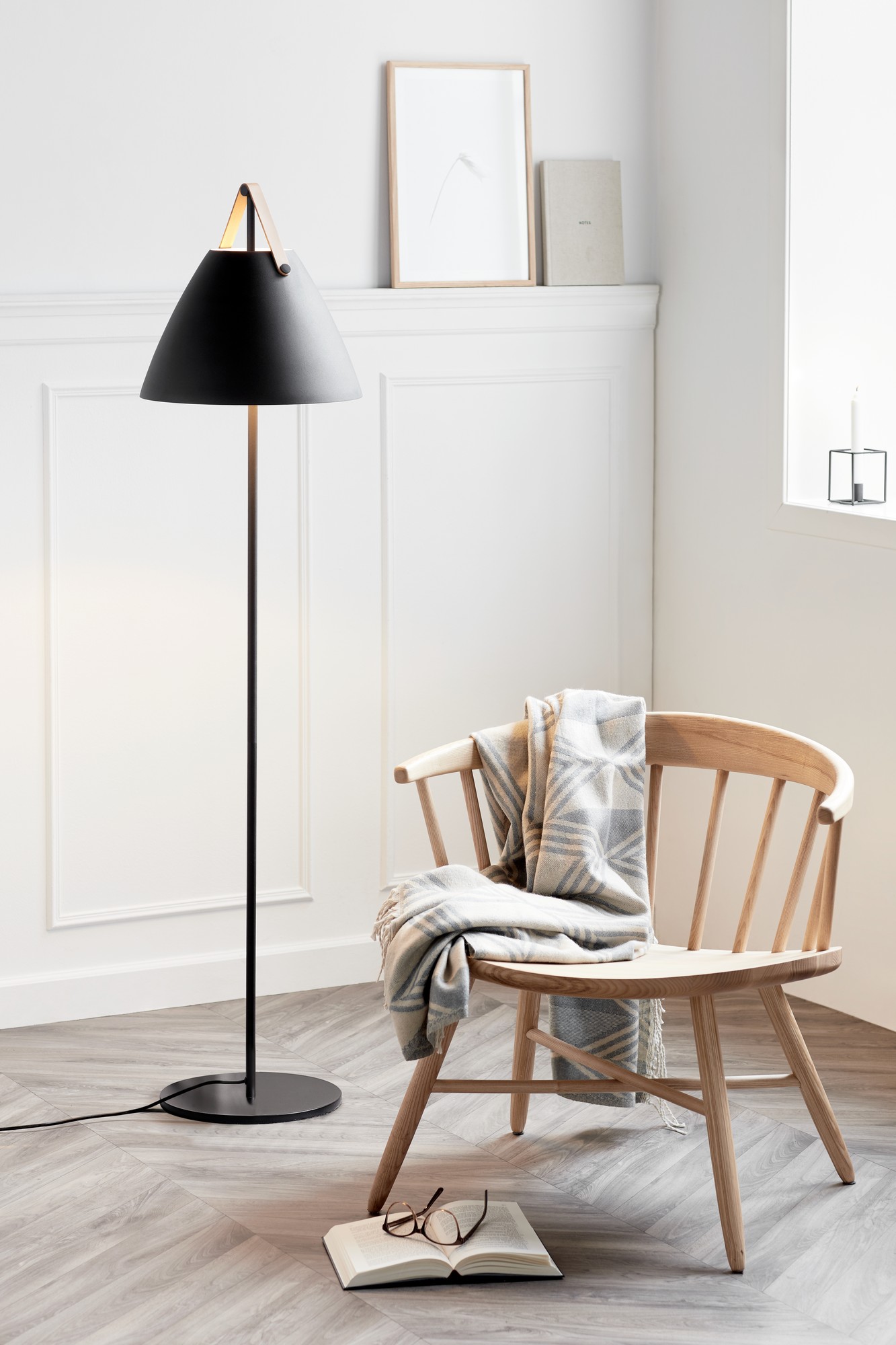 Lampa podłogowa czarna Strap 46234003 - Design For The People - obrazek 2