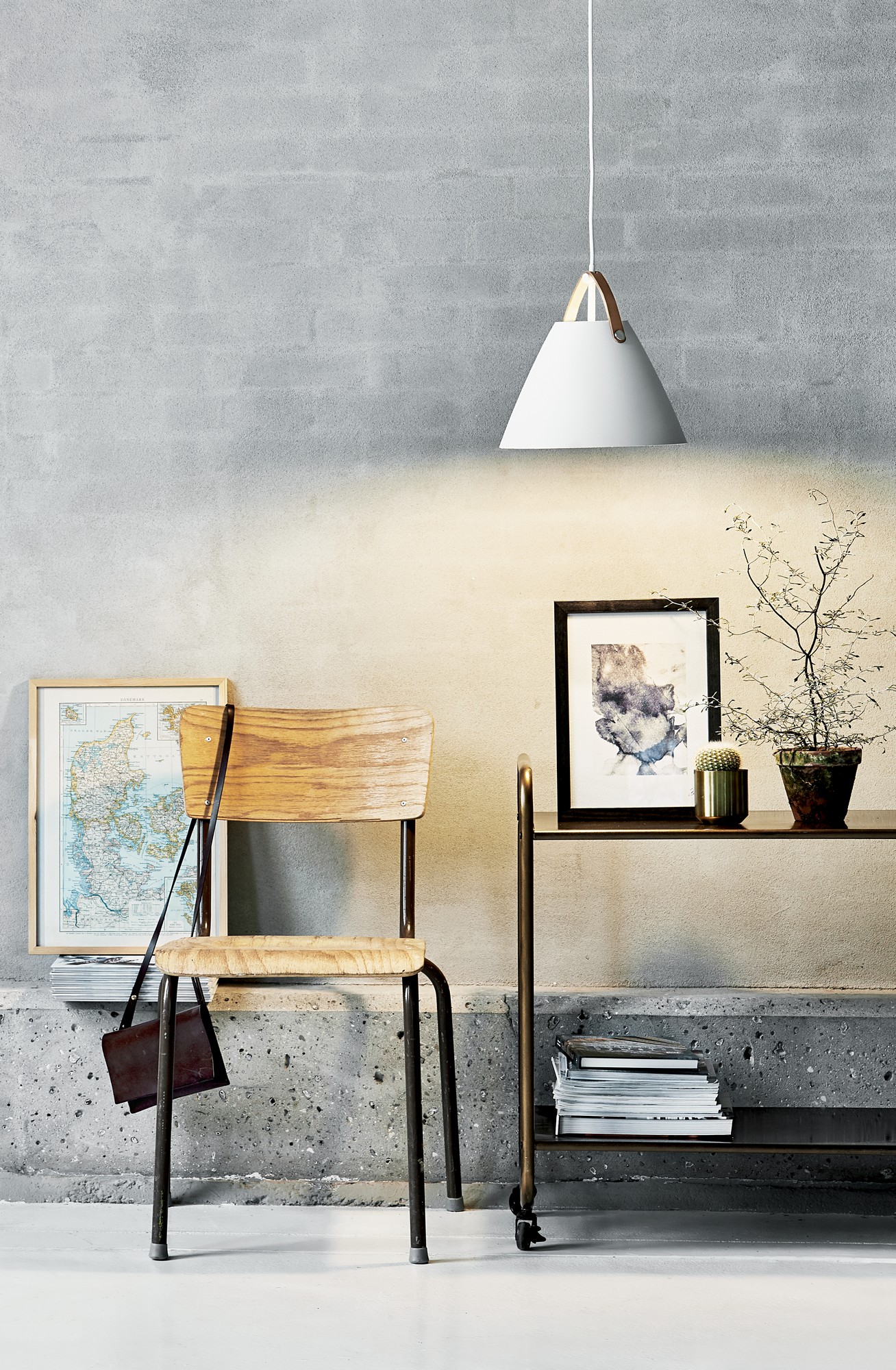 Lampa skandynawska wisząca biała STRAP 27 84333001 - Design For The People - obrazek 2