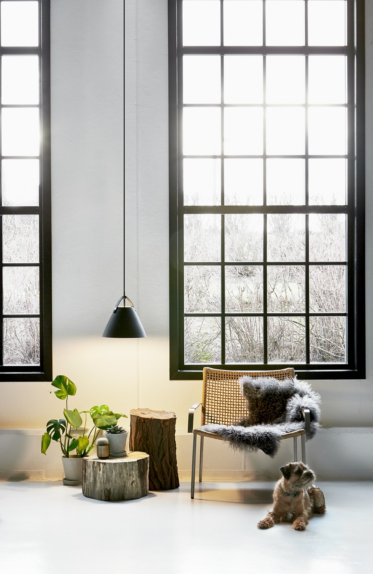 Lampa skandynawska wisząca czarna STRAP 27 84333003 - Design For The People - obrazek 2