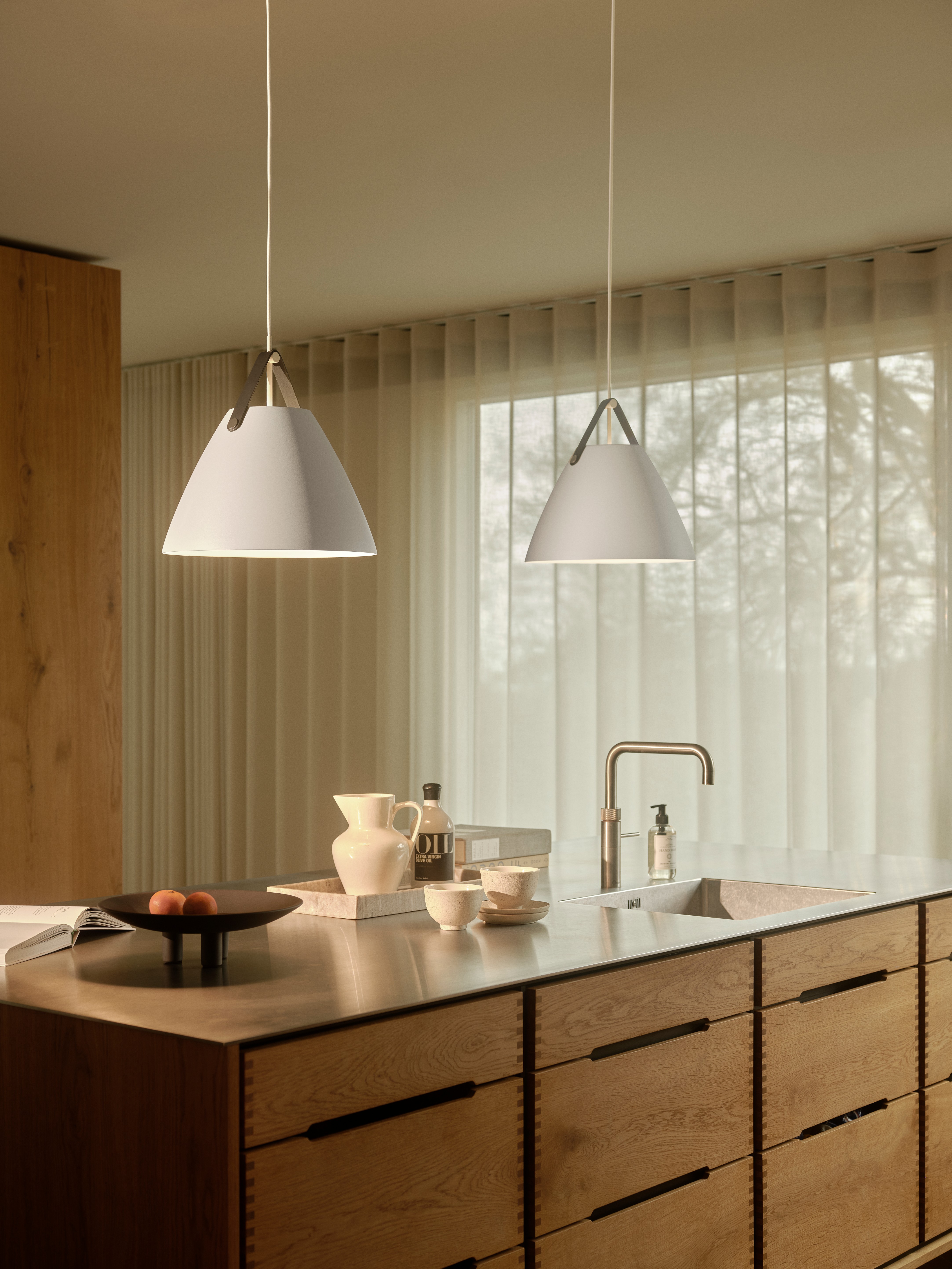 Lampa skandynawska wisząca biała STRAP 36 84343001 - Design For The People