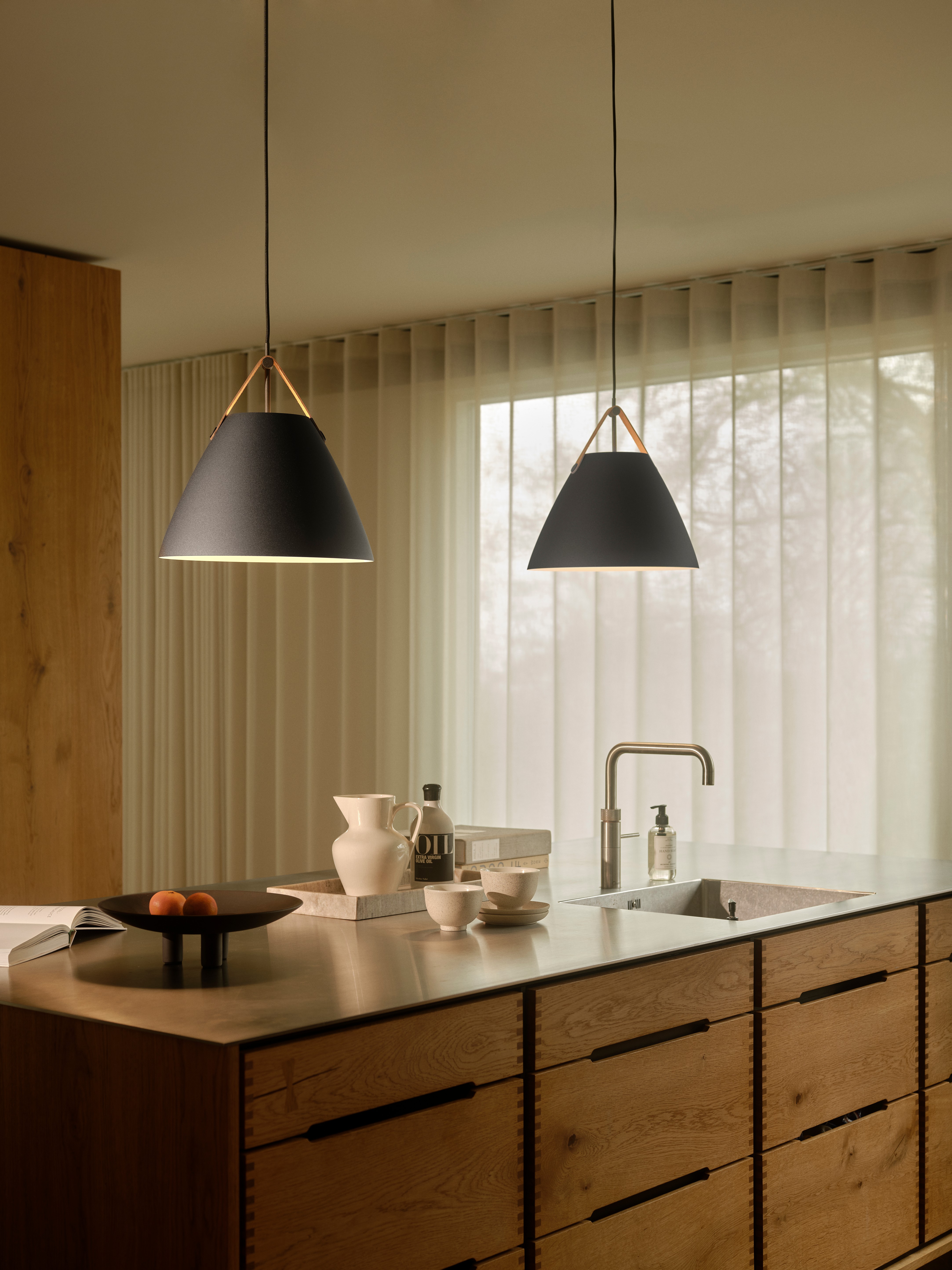 Lampa wisząca skandynawska czarna STRAP 36 84343003 - Design For The People