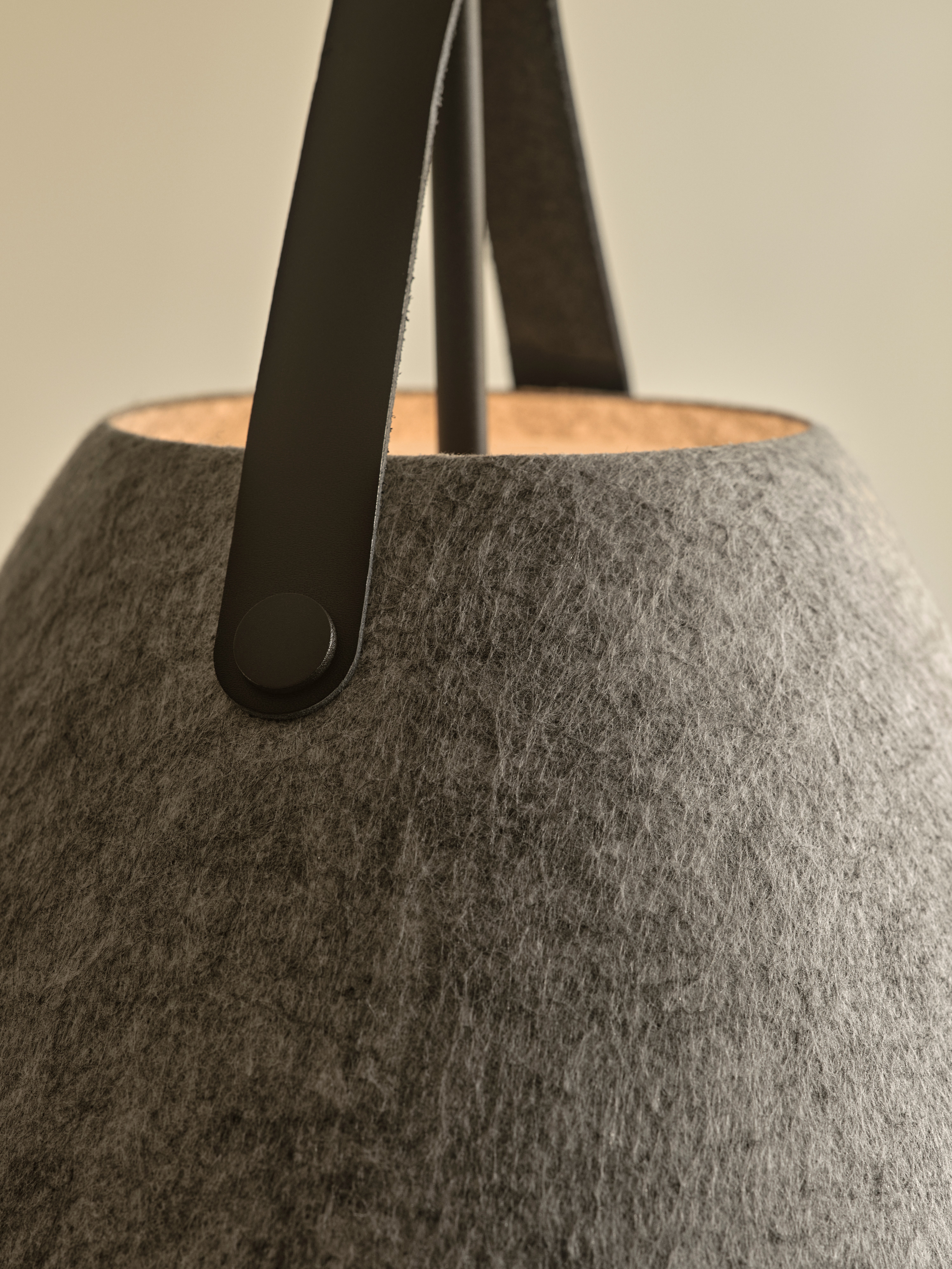 Lampa wisząca jasnoszara Strap NO84343010 - Design for The People - obrazek 8