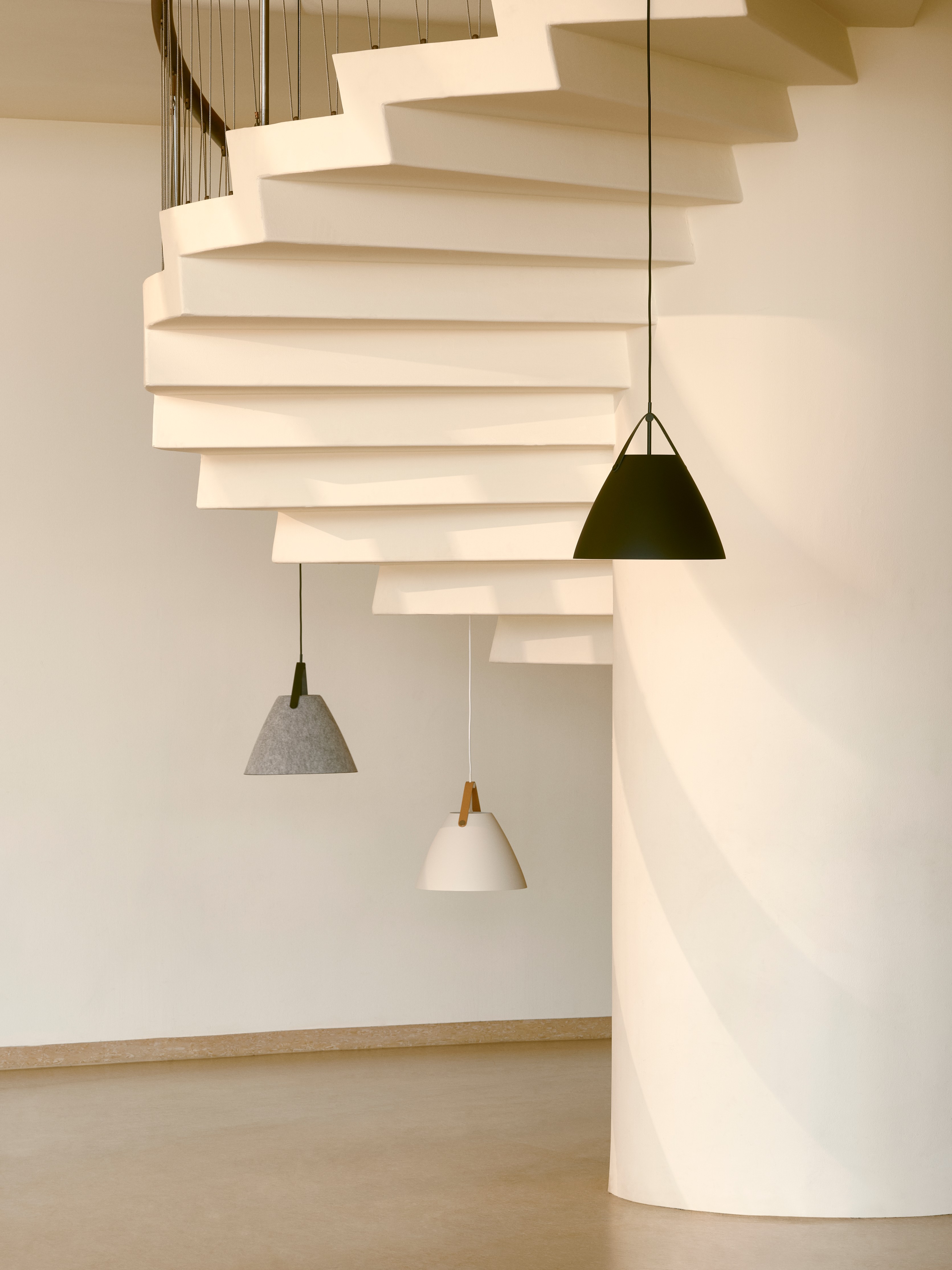 Lampa wisząca jasnoszara Strap NO84343010 - Design for The People - obrazek 9