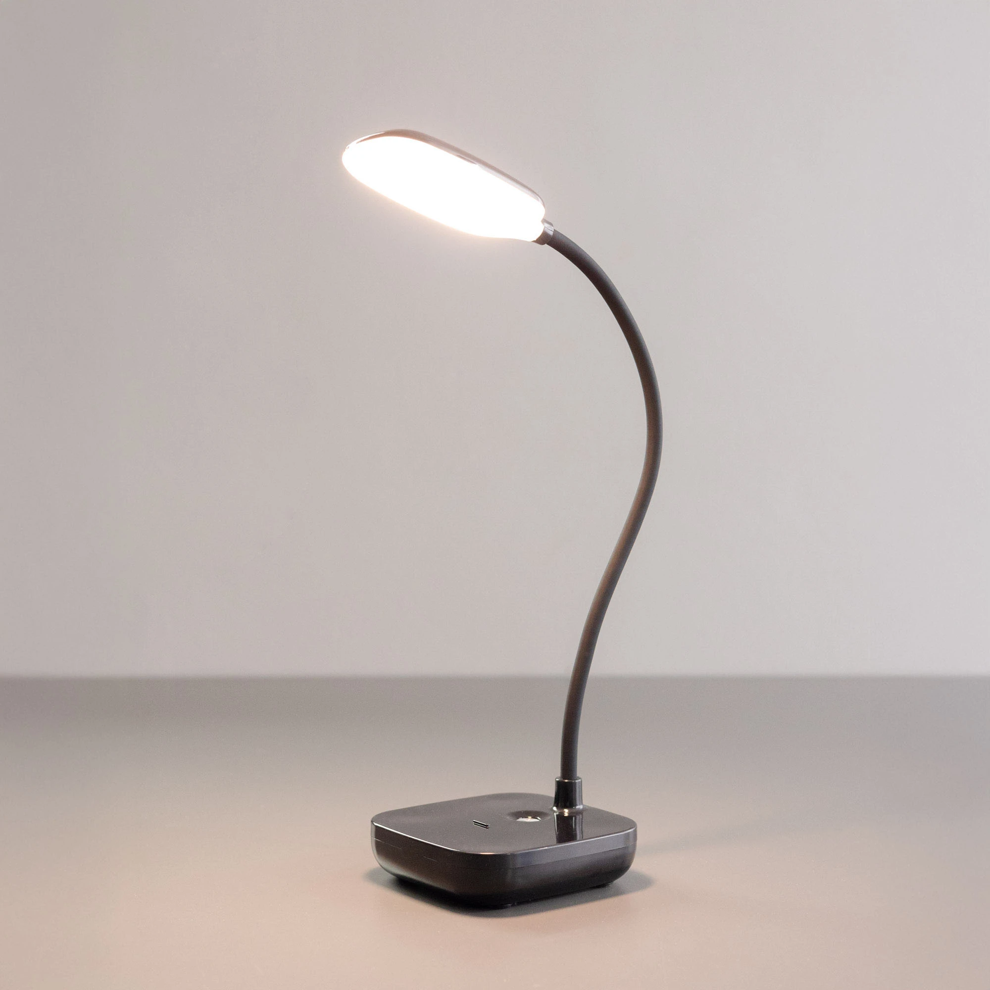 Lampa biurkowa czarna 1961-BK - Zuma Line - obrazek 2