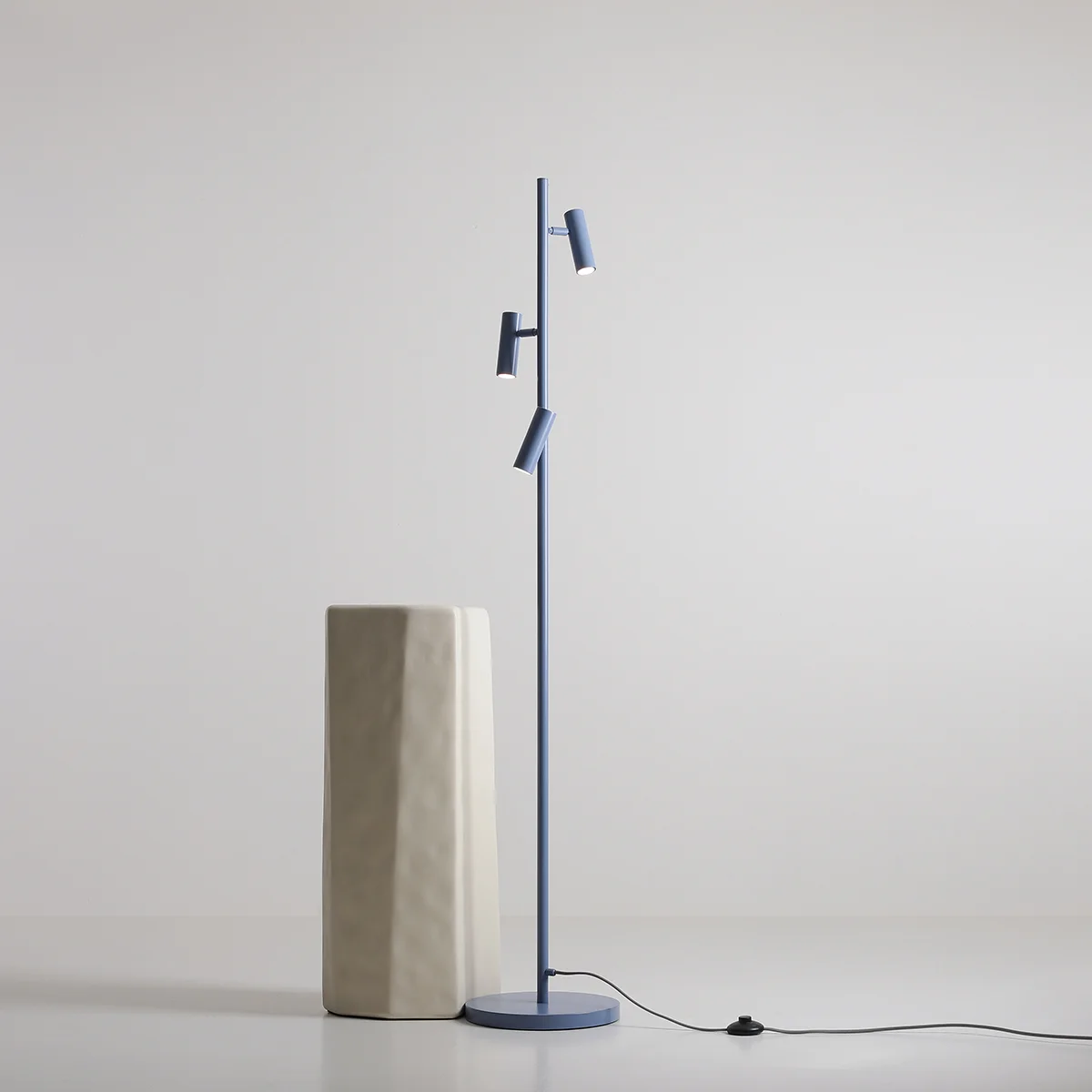 Lampa stojąca TREVO FLOOR DUSTY BLUE 1104A16 Aldex