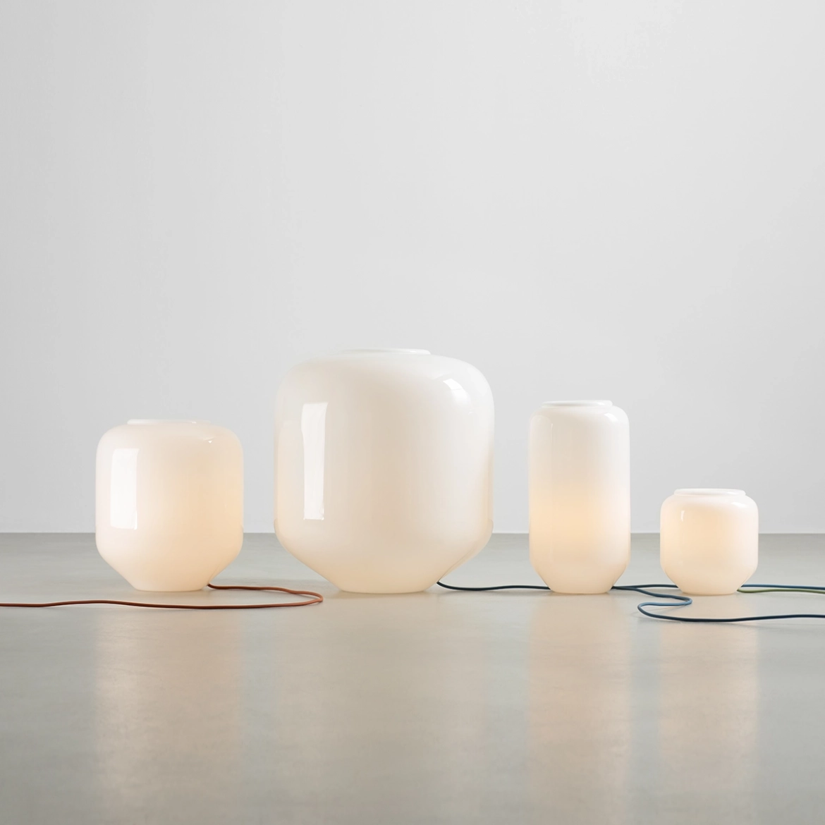 Lampa stołowa minimalistyczna Aldex FLASK L 8500B1_L biała / czarna 1×E27 - obrazek 3