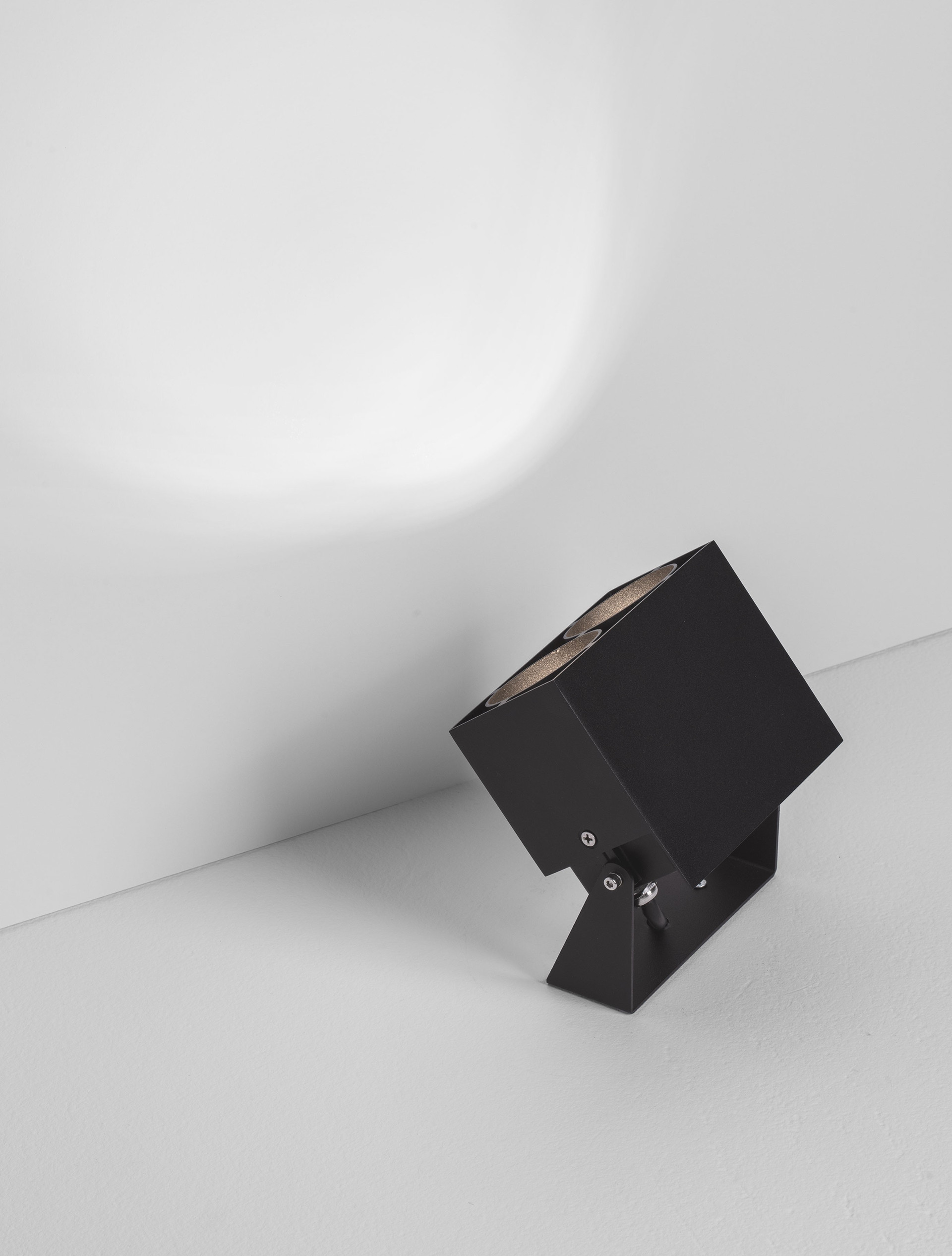 Lampa stojąca zewnętrzna minimalistyczna Luces Exclusivas VENZIRA, czarna, LED 10 W, wys. 11,8 cm – LE75343 - obrazek 6