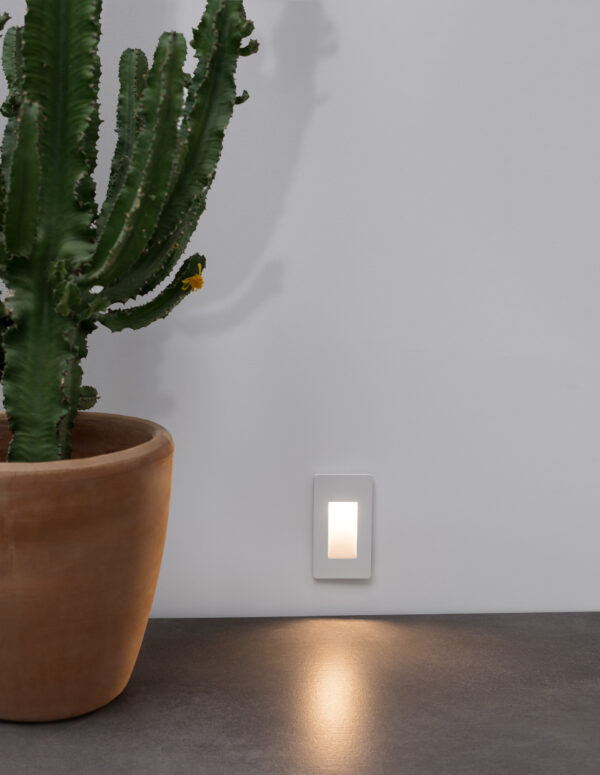 Oprawa schodowa zewnętrzna minimalistyczna Luces Exclusivas BACAGO, biała, LED 2 W 3000 K, szer. 3,8 cm – LE73564
