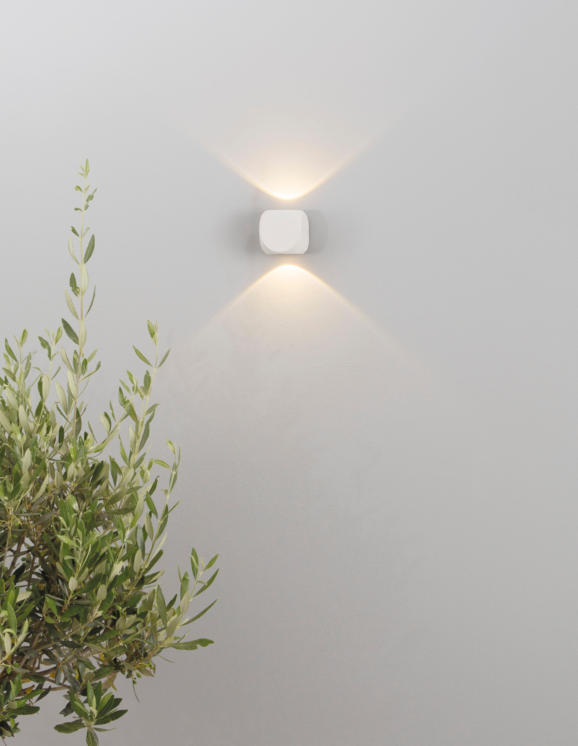 Kinkiet zewnętrzny minimalistyczny Luces Exclusivas QUILLOTA, biały, LED 4 W 3000 K, szer. 6,5 cm – LE71364