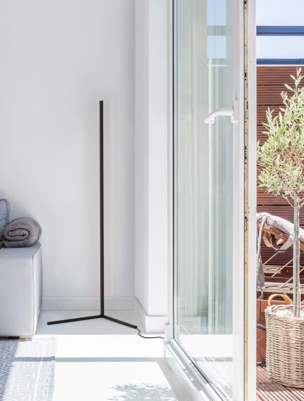 Lampa podłogowa minimalistyczna Luces Exclusivas ZAPOPAN, czarna, LED 18 W 3000 K, wys. 141 cm – LE42879
