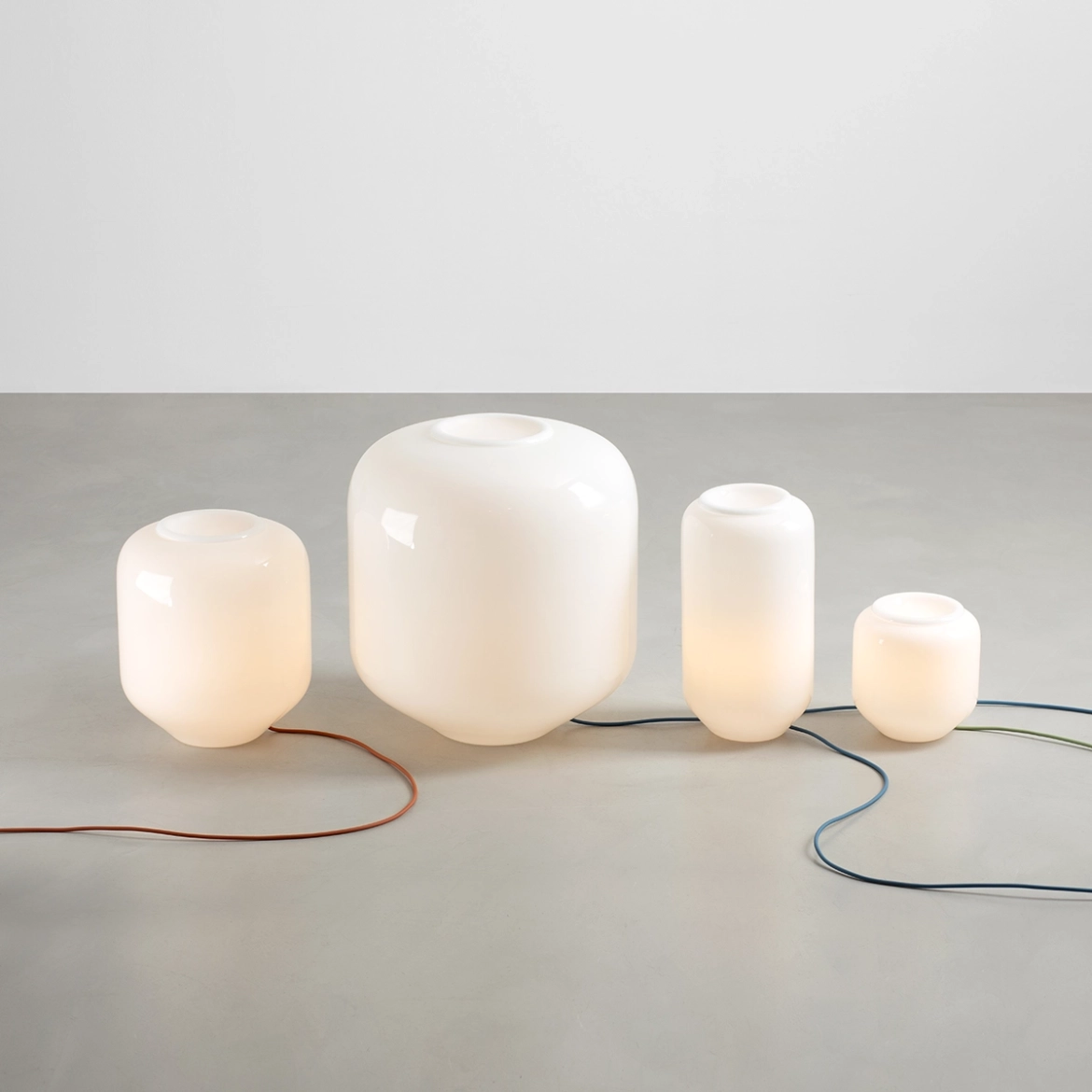 Lampa stołowa minimalistyczna Aldex FLASK L 8500B31_L biała / szafirowa 1×E27 - obrazek 4